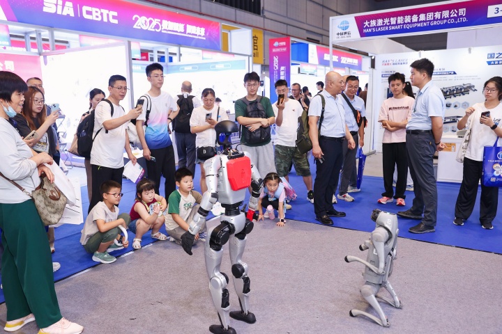 人形机器人展.jpg 人形机器人展.jpg